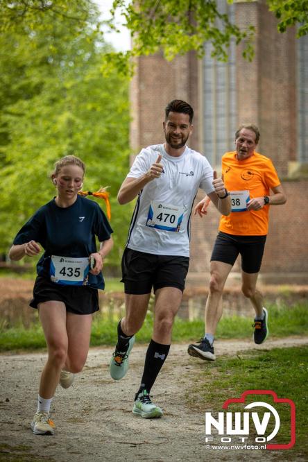 Volle terrassen, bruisende kleedjesmarkt en sportieve Wallenloop: Elburg leeft tijdens koningsdag! - &copy; NWVFoto.nl